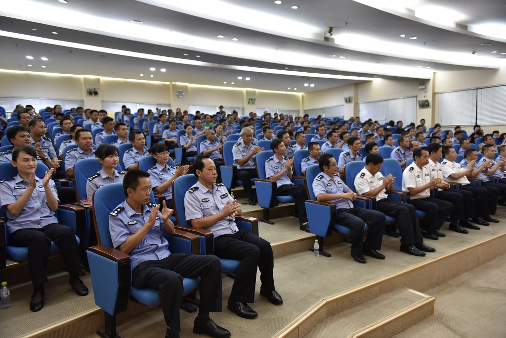 海南省司法厅举办人民警察晋衔荣誉仪式