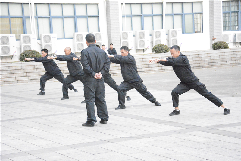 学员符达贤等五名学员在进行擒敌拳示范